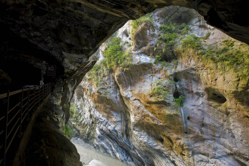 无人,公园,横图,彩色,室外,白天,旅游,度假,名胜古迹,山,树林,峡谷,标志建筑,地标,建筑,台湾,中国,亚洲,遗迹,景观,山谷,古迹,文物,娱乐,建设,古建筑,自然,溪水,享受,休闲,旅游胜地,放松,摄影,国家公园,古文明,东亚,花莲县,南投县,港澳台,中华人民共和国,台湾省,台中,台中市,太鲁阁国家公园,花莲,南投,次高太鲁阁国立公园,台,台湾太鲁阁国家公园,太鲁阁,bj174