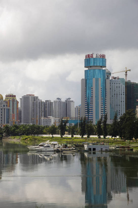 竖图,彩色,室外,白天,旅游,湖,城市风光,建筑,船,中国,亚洲,景观,建筑群,现代建筑,海南,天空,旅游胜地,竖,摄影,东亚,中华人民共和国,海口,旅行,城市公园,国贸,bj174
