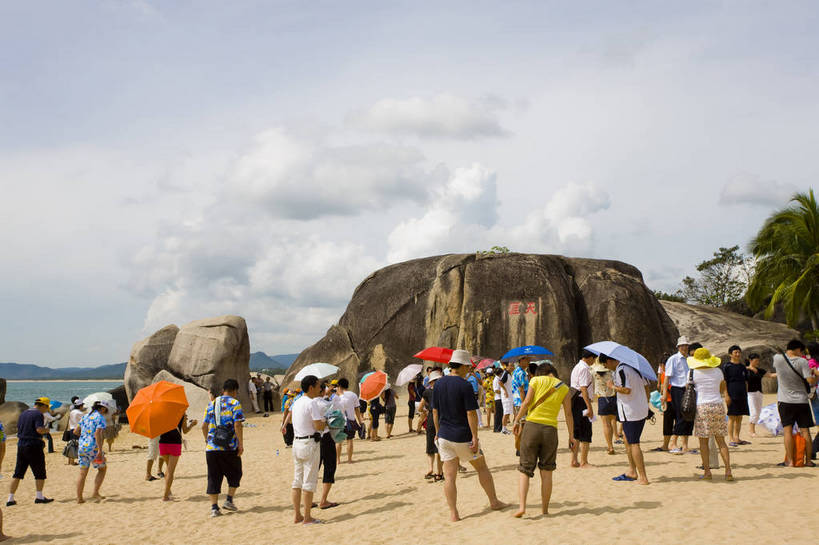 横图,彩色,室外,白天,旅游,石头,沙滩,三亚,中国,亚洲,游人,海南,天空,休闲,旅游胜地,摄影,海滨,东亚,天涯海角,中华人民共和国,海滩,旅行,bj174