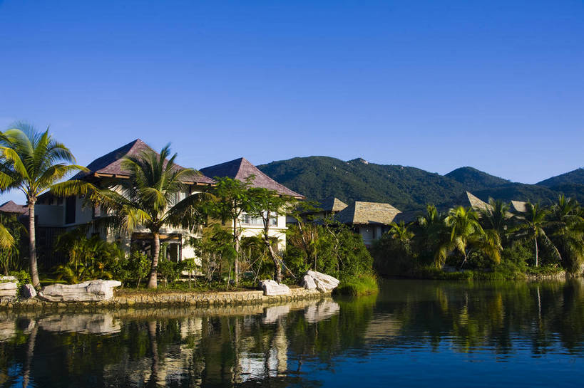 无人,横图,彩色,室外,白天,旅游,树林,植物,别墅,建筑,酒店,椰树,叶子,三亚,中国,亚洲,景观,水池,绿叶,海湾,树,树木,海南,绿色,天空,自然,休闲,嫩叶,旅游胜地,摄影,海南省,生长,成长,度假村,东亚,三亚市,中华人民共和国,华南地区,琼,叶,叶片,棕榈,椰子树,旅行,亚龙湾,亚龙湾国家旅游度假区,三亚亚龙湾五号别墅酒店,五号度假别墅酒店,bj174