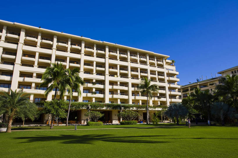 横图,彩色,室外,白天,旅游,草坪,树林,植物,建筑,酒店,椰树,叶子,三亚,中国,亚洲,景观,绿叶,海湾,会所,树,树木,海南,绿色,天空,自然,绿地,休闲,嫩叶,旅游胜地,摄影,海南省,生长,成长,度假村,东亚,三亚市,中华人民共和国,华南地区,琼,叶,叶片,棕榈,椰子树,旅行,亚龙湾,亚龙湾国家旅游度假区,三亚天域度假酒店,天域度假酒店,bj174