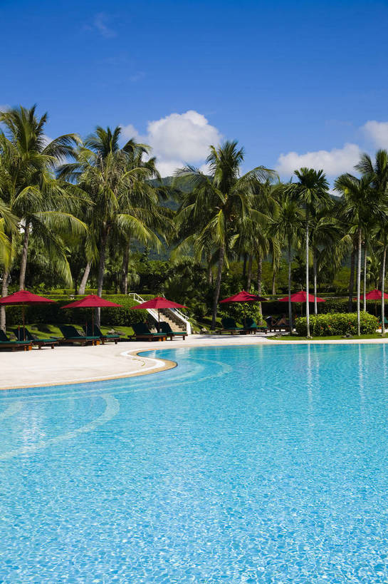 竖图,彩色,室外,白天,旅游,树林,建筑,酒店,三亚,中国,亚洲,躺椅,景观,海湾,海南,天空,休闲,旅游胜地,竖,摄影,海南省,度假村,东亚,三亚市,中华人民共和国,华南地区,琼,旅行,旅店,亚龙湾,亚龙湾国家旅游度假区,三亚凯莱度假酒店,bj174