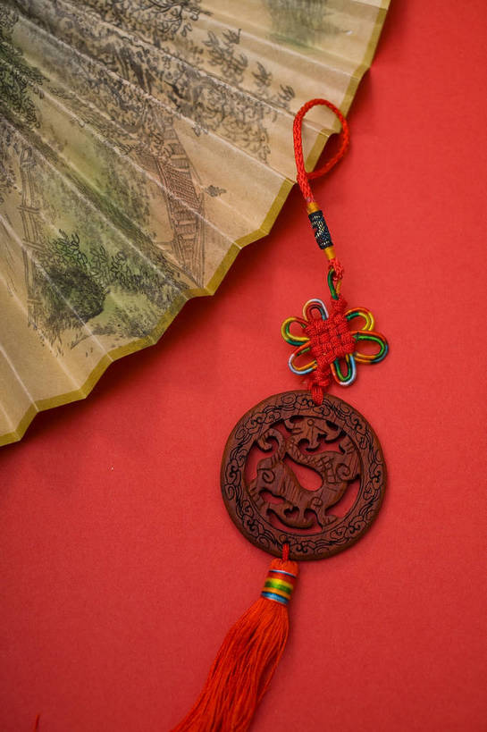 无人,竖图,彩色,室内,静物,中国,装饰,木牌,扇子,图片,艺术品,装饰品,两个,中国结,竖,摄影,礼品,中国文化,国画,东亚,影棚拍摄,传统文化,bj174