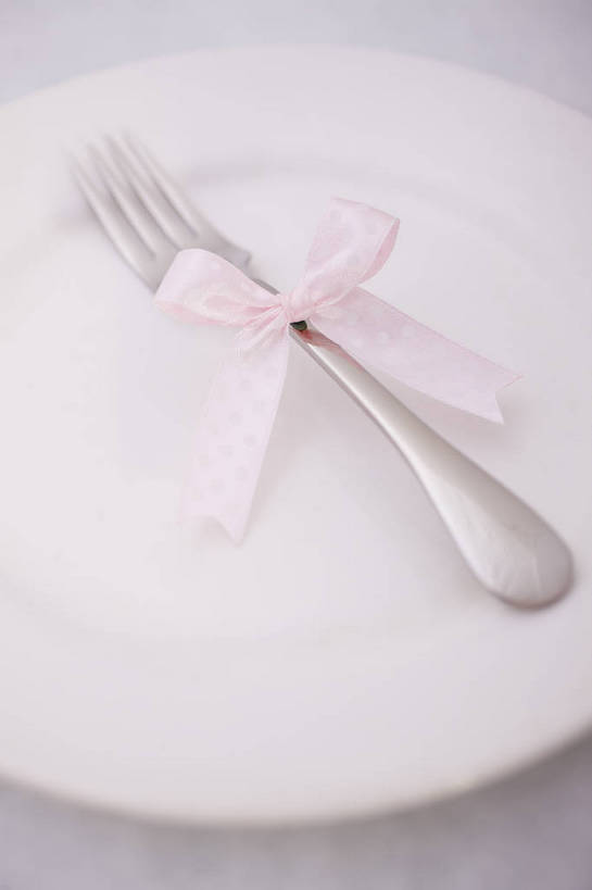 无人,竖图,彩色,室内,静物,中国,叉子,图片,艺术品,装饰品,两个,盘子,蝴蝶结,竖,摄影,礼品,东亚,影棚拍摄,bj174