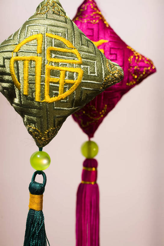 无人,竖图,彩色,室内,特写,静物,中国,图片,装饰品,两个,饰品,中国结,荷包,竖,摄影,中国文化,东亚,影棚拍摄,传统文化,bj174