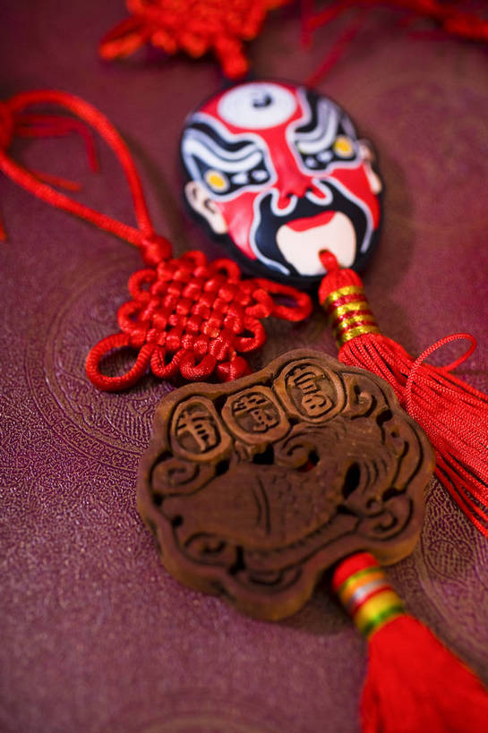 无人,竖图,彩色,室内,特写,静物,木雕,中国,图片,装饰品,两个,脸谱,饰品,中国结,竖,摄影,中国文化,京剧,东亚,影棚拍摄,传统文化,bj174