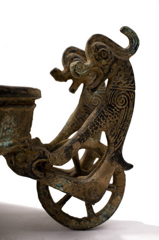 竖图,彩色,静物,金属制品,中国,金属,雕刻,盘,图片,文化遗产,艺术品,历史,文物,装饰品,古代,一个,摄影,单个,古董,中国文化,东亚,青铜,青铜器,古远,古代文明,美术工艺,影棚拍摄,传统文化,青铜制品,双兽三轮盘,bj174