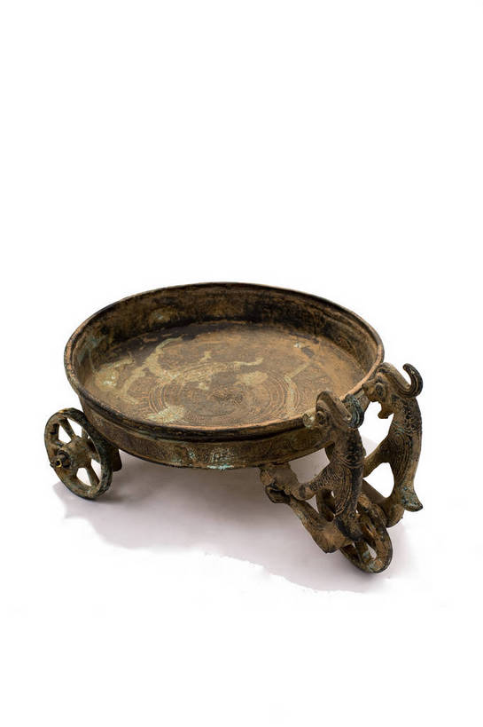 竖图,彩色,静物,金属制品,中国,金属,雕刻,盘,图片,文化遗产,艺术品,历史,文物,装饰品,古代,一个,摄影,单个,古董,中国文化,东亚,青铜,青铜器,古远,古代文明,美术工艺,影棚拍摄,传统文化,青铜制品,双兽三轮盘,bj174