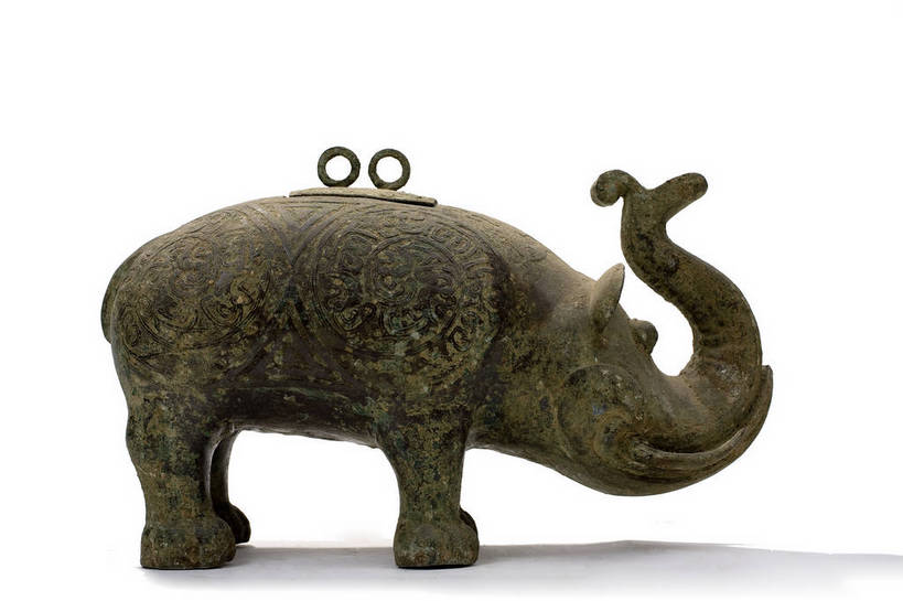 横图,彩色,静物,杯子,金属制品,中国,花纹,纹路,金属,雕刻,图片,纹理,文化遗产,艺术品,历史,文物,装饰品,古代,一个,酒杯,摄影,单个,古董,中国文化,斑纹,樽,东亚,肌理,青铜,青铜器,古远,古代文明,美术工艺,影棚拍摄,传统文化,青铜制品,铜象尊,象尊,酒樽,鸟纹,bj174