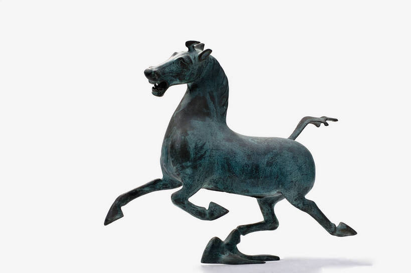 横图,彩色,静物,金属制品,中国,金属,雕刻,图片,文化遗产,艺术品,历史,文物,装饰品,古代,一个,摄影,单个,古董,中国文化,东亚,青铜,青铜器,古远,古代文明,美术工艺,马踏飞燕,影棚拍摄,传统文化,青铜制品,马超龙雀,马踏飞鸟,铜奔马,bj174