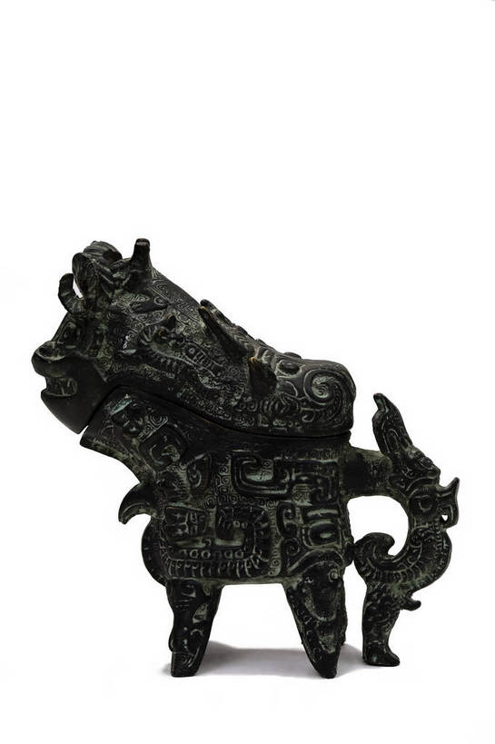 竖图,彩色,静物,杯子,中国,雕刻,图片,文化遗产,艺术品,历史,文物,装饰品,古代,一个,酒杯,摄影,单个,古董,中国文化,东亚,青铜器,古远,古代文明,美术工艺,影棚拍摄,传统文化,觥,鸟兽纹觥,bj174