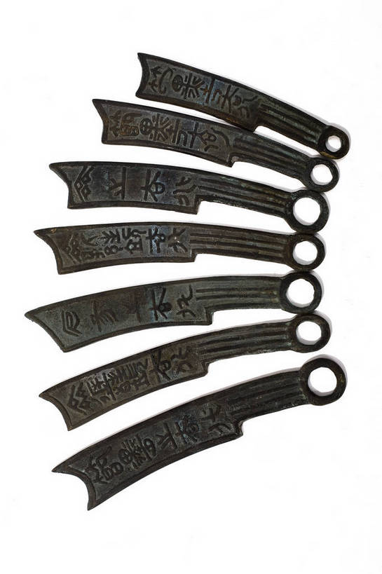 竖图,彩色,静物,中国,许多,雕刻,钱币,图片,文化遗产,艺术品,很多,历史,文物,装饰品,古代,多个,摄影,古董,中国文化,东亚,青铜器,古远,古代文明,美术工艺,硬币,影棚拍摄,传统文化,刀币,bj174