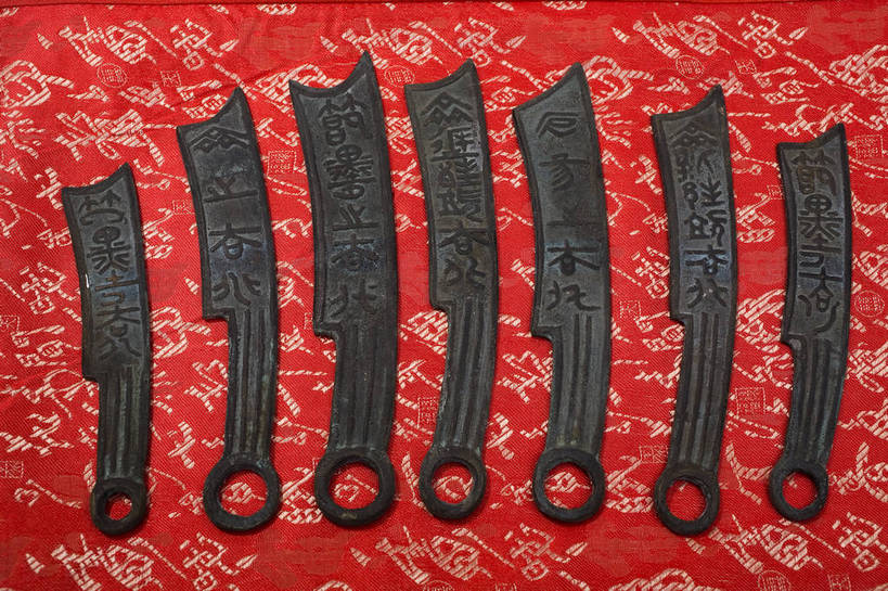 横图,彩色,静物,中国,许多,雕刻,钱币,图片,文化遗产,艺术品,很多,历史,文物,装饰品,古代,多个,摄影,古董,中国文化,东亚,青铜器,古远,古代文明,美术工艺,硬币,影棚拍摄,传统文化,刀币,bj174