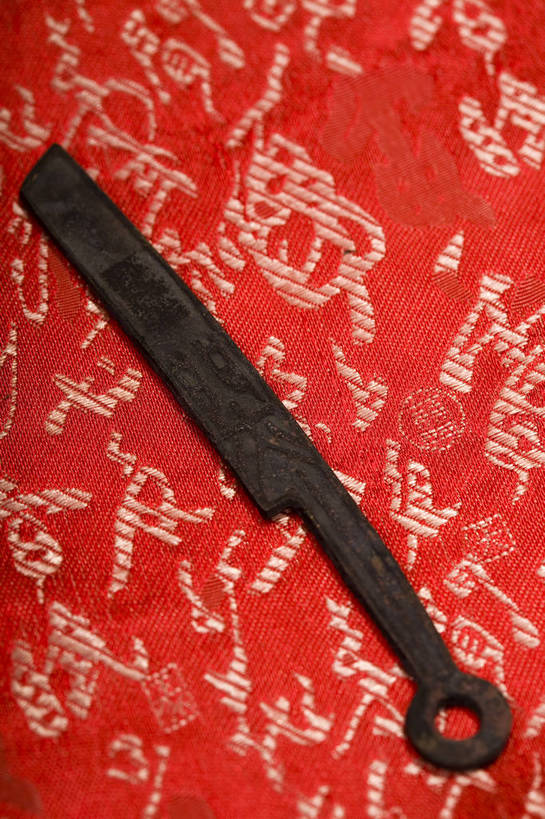 竖图,彩色,静物,中国,雕刻,钱币,图片,文化遗产,艺术品,历史,文物,装饰品,古代,一个,摄影,单个,古董,中国文化,东亚,青铜器,古远,古代文明,美术工艺,硬币,影棚拍摄,传统文化,刀币,bj174