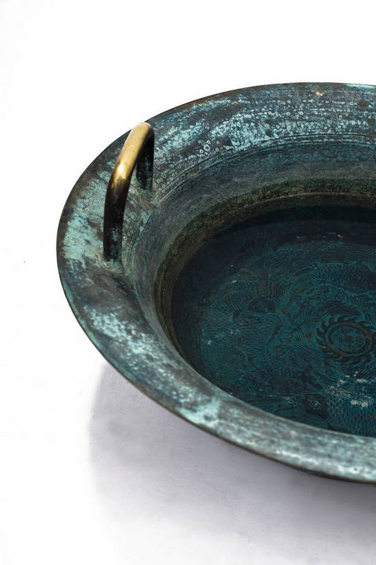 竖图,彩色,静物,金属制品,中国,金属,盆,图片,文化遗产,艺术品,历史,文物,装饰品,古代,一个,容器,脸盆,碗,摄影,单个,古董,储藏,储存,中国文化,东亚,青铜器,古远,古代文明,美术工艺,影棚拍摄,贮存,传统文化,龙洗,鱼洗,bj174