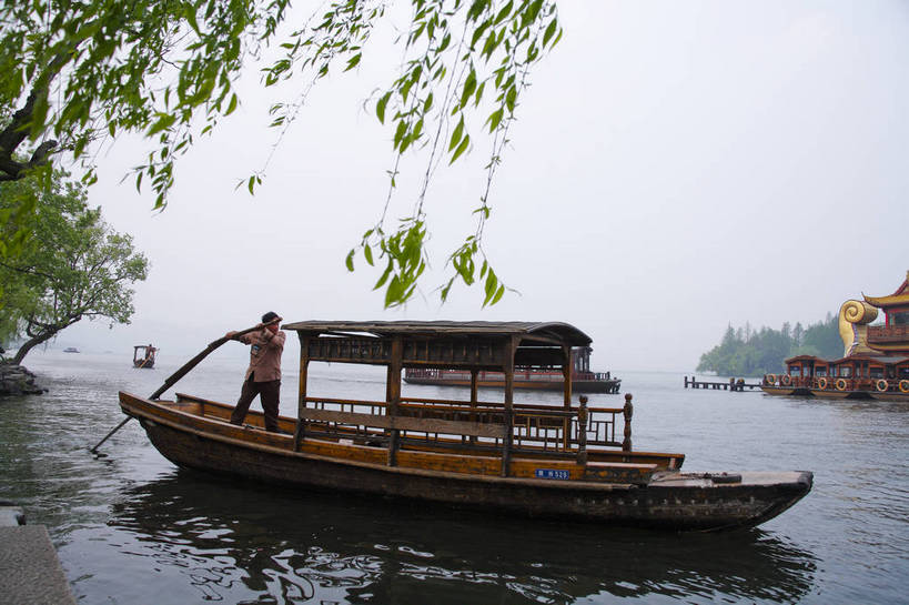 横图,彩色,室外,白天,旅游,度假,名胜古迹,标志建筑,地标,建筑,西湖,中国,遗迹,图片,古迹,文物,娱乐,建设,古建筑,浙江,游船,树木,湖水,春季,春天,享受,休闲,旅游胜地,放松,摄影,杭州,自然风光,古文明,东亚,旅行,bj174