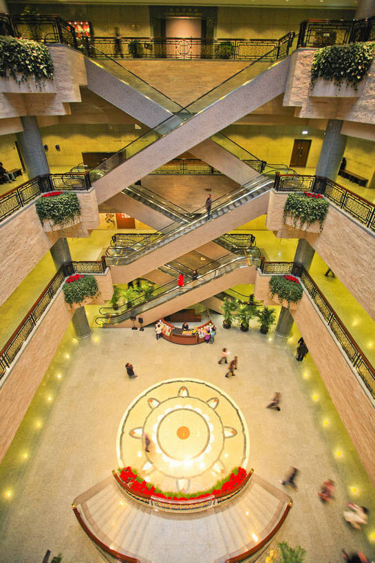 博物馆,竖图,俯视,彩色,室内,白天,旅游,度假,名胜古迹,标志建筑,地标,建筑,上海,中国,遗迹,图片,扶梯,古迹,文物,娱乐,建设,古建筑,大堂,地标建筑,享受,休闲,旅游胜地,放松,摄影,上海博物馆,公共设施,参观,古文明,东亚,旅行,bj174
