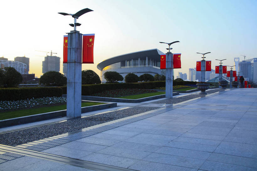 广场,横图,彩色,室外,白天,旅游,度假,名胜古迹,标志建筑,城市,地标,建筑,路灯,国旗,上海,中国,节日,遗迹,图片,景观,古迹,文物,娱乐,建设,古建筑,享受,休闲,旅游胜地,放松,摄影,上海科技馆,科技馆,古文明,东亚,旅行,bj174