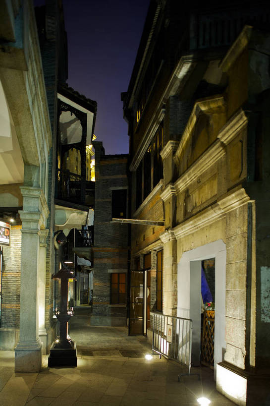 酒吧,竖图,彩色,室外,旅游,度假,美景,名胜古迹,标志建筑,道路,地标,建筑,街道,路,夜景,公路,上海,中国,遗迹,图片,景观,建筑群,灯光,交通,古典,古迹,文物,娱乐,建设,古建筑,商业街,老建筑,石库门,享受,休闲,旅游胜地,景色,放松,摄影,新天地,古文明,东亚,灯火辉煌,马路,旅行,酒吧间,酒馆,bj174