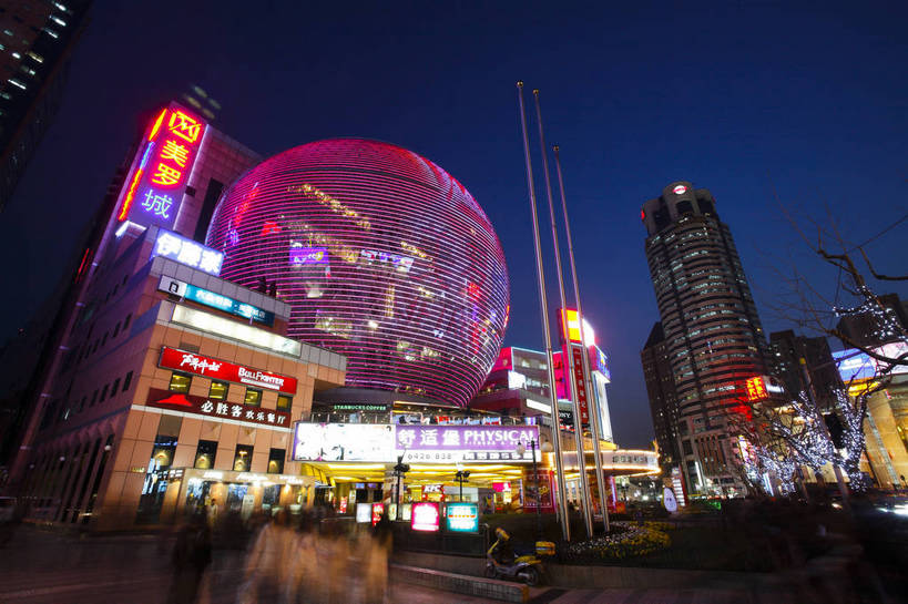 横图,彩色,室外,旅游,度假,美景,名胜古迹,标志建筑,道路,地标,建筑,街道,路,霓虹灯,夜景,公路,上海,中国,遗迹,图片,景观,灯光,交通,球状,古迹,文物,娱乐,建设,古建筑,现代建筑,商业街,享受,休闲,旅游胜地,景色,放松,摄影,徐家汇,古文明,东亚,美罗城,灯火辉煌,马路,旅行,bj174