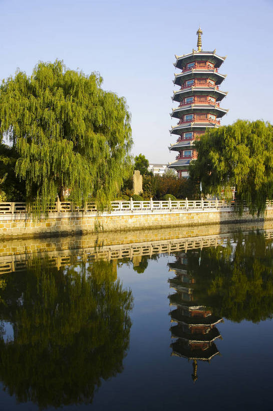 寺庙,竖图,彩色,室外,白天,旅游,度假,名胜古迹,标志建筑,地标,建筑,上海,中国,遗迹,图片,河岸,文化遗产,高塔,建筑群,塔,古典,古迹,文物,娱乐,建设,古建筑,树木,古代,享受,休闲,旅游胜地,放松,摄影,宗教,佛教,信仰,中国文化,古文明,东亚,七宝教寺,河,旅行,传统文化,bj174