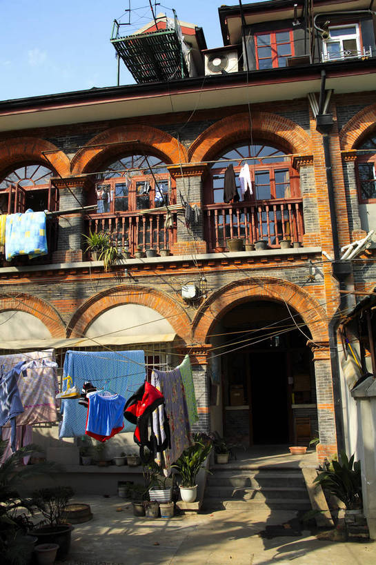 竖图,彩色,室外,白天,旅游,上海,中国,图片,院子,居民楼,老房子,民居,石库门,摄影,东亚,旧城区,里弄,旅行,bj174