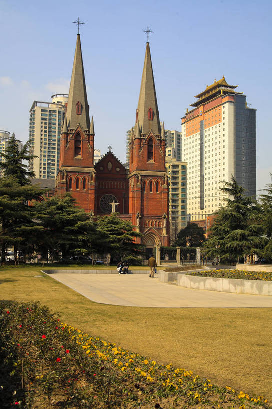 广场,教堂,竖图,彩色,室外,白天,旅游,度假,草坪,名胜古迹,标志建筑,地标,建筑,上海,中国,欧式,遗迹,图片,古迹,文物,娱乐,建设,古建筑,树木,绿地,地标建筑,享受,休闲,旅游胜地,放松,摄影,宗教,古文明,东亚,徐家汇天主堂,旅行,bj174