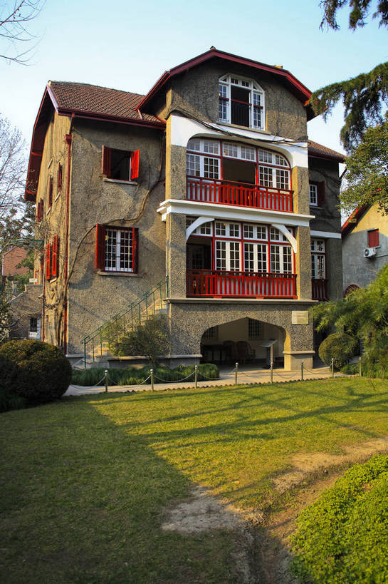 广场,竖图,彩色,室外,白天,旅游,度假,草坪,名胜古迹,标志建筑,地标,建筑,上海,中国,欧式,遗迹,图片,房屋,楼阁,屋子,古迹,文物,娱乐,建设,古建筑,楼房,树木,绿地,地标建筑,享受,休闲,旅游胜地,放松,摄影,古文明,东亚,周公馆,旅行,房子,架空,bj174