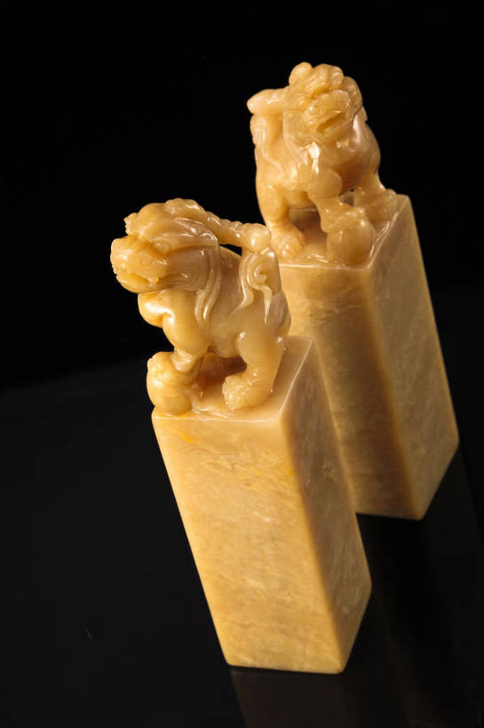 竖图,彩色,静物,中国,雕刻,图片,文化遗产,艺术品,历史,文物,石雕,装饰品,古代,两个,工艺品,摄影,古董,中国文化,东亚,古远,古代文明,美术工艺,寿山石,寿山石雕,影棚拍摄,玉玺,传统文化,bj174