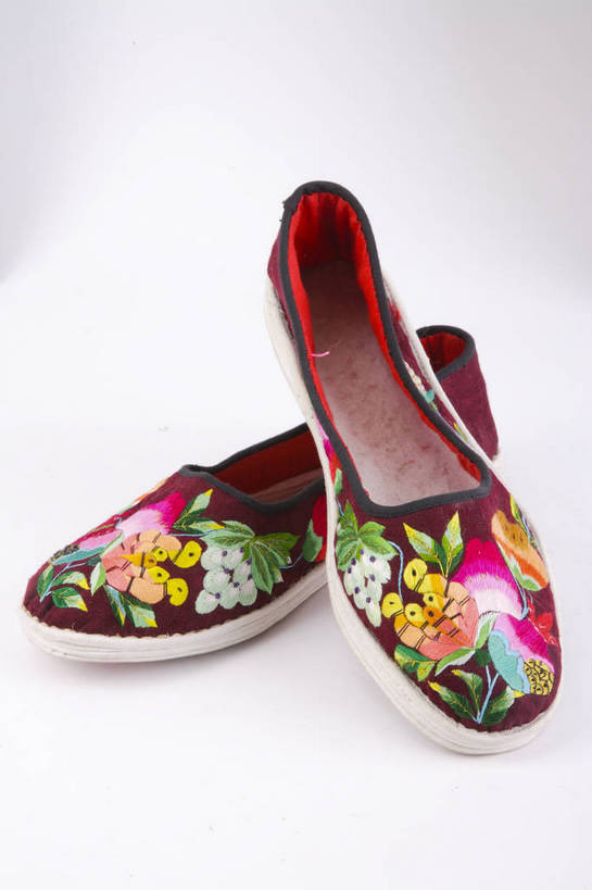 竖图,彩色,鞋,布艺,静物,刺绣,中国,春节,新年,一双,节日,民俗,图片,艺术品,一对,装饰品,摄影,绣花鞋,中国文化,东亚,美术工艺,影棚拍摄,传统文化,bj174