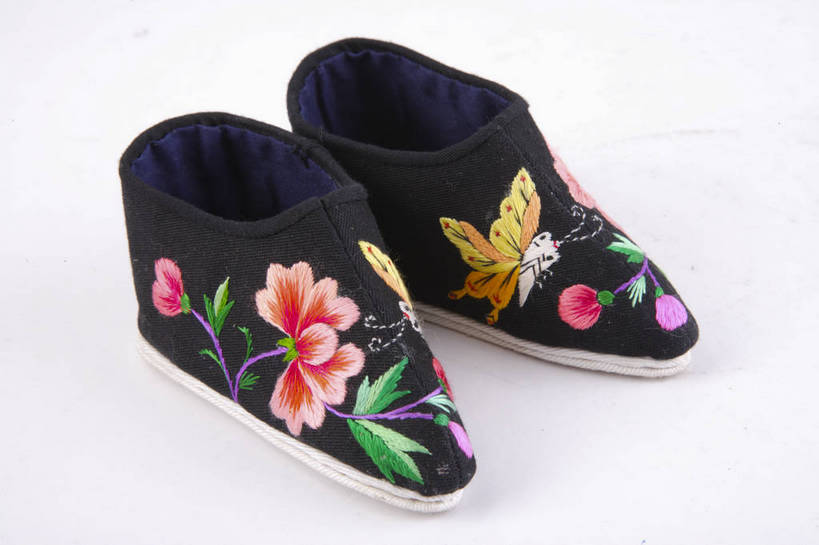 横图,彩色,鞋,布艺,静物,刺绣,中国,春节,新年,一双,节日,民俗,图片,艺术品,一对,装饰品,摄影,绣花鞋,中国文化,东亚,美术工艺,影棚拍摄,传统文化,bj174