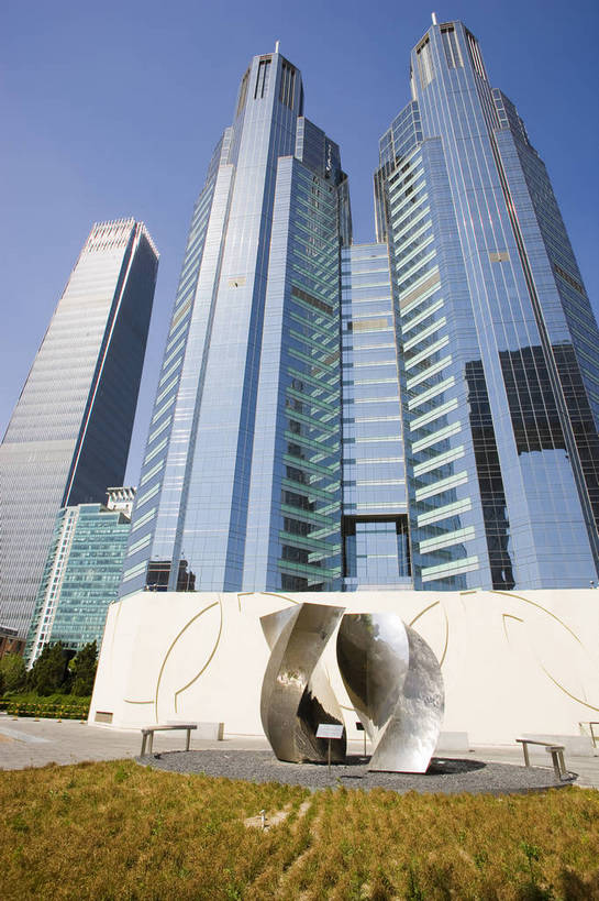 竖图,彩色,室外,特写,白天,旅游,度假,美景,名胜古迹,标志建筑,道路,地标,建筑,街道,路,公路,雕塑,北京,中国,亚洲,遗迹,艺术,装饰,雕刻,雕像,图片,景观,交通,首都,古迹,文物,娱乐,建设,古建筑,现代建筑,工艺品,地标建筑,享受,休闲,旅游胜地,摩天大厦,商务楼,景色,放松,竖,摄影,纪念,美术,主题,陈列,古文明,东亚,中华人民共和国,北京市,京,北平,华北地区,朝阳区,功能,美学,马路,旅行,北京CBD,北京商务中心区,中国北京大北窑,嘉里中心,东三环,光华路,富尔大厦,bj174