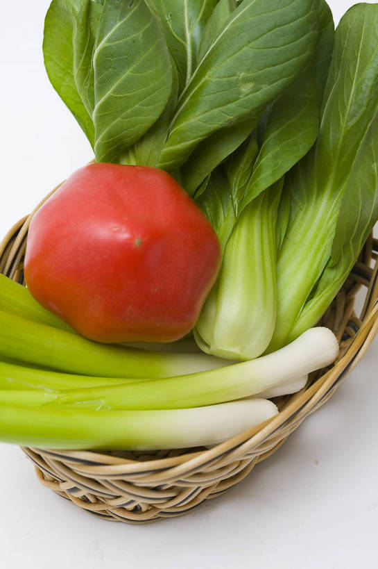 竖图,彩色,特写,白天,柿子,蔬菜,西红柿,静物,中国,亚洲,篮子,图片,葱,青菜,食品,菜篮,食物,多个,竖,摄影,东亚,绿叶菜,影棚拍摄,bj174