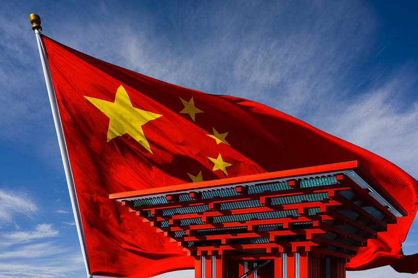 横图,彩色,室外,特写,白天,旅游,度假,名胜古迹,标志建筑,地标,建筑,国旗,上海,中国,亚洲,遗迹,图片,云层,合成,古迹,文物,娱乐,红旗,建设,古建筑,现代建筑,五星红旗,白云,蓝天,天空,地标建筑,享受,休闲,上海世博馆,世博馆,上海世博会,世博,世博会,旅游胜地,放松,摄影,中国文化,特效,展览馆,中国馆,古文明,东亚,东方之冠,旅行,bj174