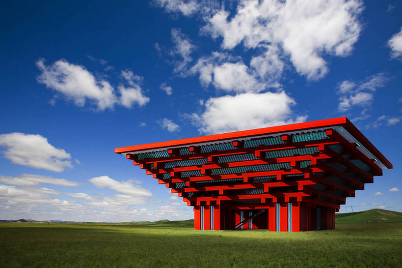 横图,彩色,室外,白天,旅游,度假,草地,草坪,名胜古迹,标志建筑,地标,建筑,上海,中国,亚洲,遗迹,图片,合成,古迹,文物,娱乐,建设,古建筑,现代建筑,白云,蓝天,天空,地标建筑,享受,休闲,上海世博馆,世博馆,上海世博会,世博,世博会,旅游胜地,放松,摄影,中国文化,特效,展览馆,中国馆,古文明,东亚,东方之冠,旅行,bj174