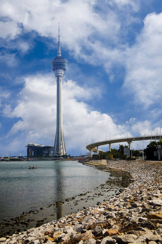 竖图,彩色,室外,特写,白天,旅游,度假,名胜古迹,沙滩,标志建筑,大桥,道路,地标,建筑,立交桥,路,桥梁,公路,澳门,中国,亚洲,遗迹,图片,景观,高架,塔,桥,海湾,交通,合成,古迹,文物,娱乐,建设,古建筑,现代建筑,白云,蓝天,天空,地标建筑,享受,休闲,旅游胜地,放松,摄影,特效,电视塔,高架桥,古文明,东亚,高架道路,跨线桥,中华人民共和国,海滩,立体交叉桥,马路,旅行,枢纽立交,系统立交桥,bj174