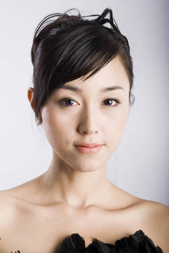 东方人,脸,手,一个人,竖图,彩色,室内,白天,时尚,成功,合作,信心,羽毛,北京,中国,亚洲,图片,美丽,鼓励,美女,摄影,服饰,东亚,团结,年轻女性,女孩,女人,女性,亚洲人,中国人,年轻人,面部,半身,影棚拍摄,高兴,bj174