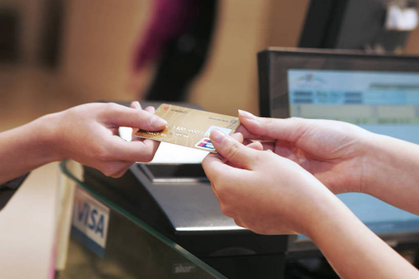 东方人,一个人,走,横图,彩色,室内,白天,购物,时尚,快乐,信用卡,电脑,橱窗,商场,北京,中国,亚洲,图片,大堂,享受,休息,放松,乐趣,美女,摄影,服饰,收银台,生活方式,观看,付款,结账,东亚,交流,年轻女性,女孩,女人,女性,亚洲人,中国人,年轻人,全身,购物中心,bj174