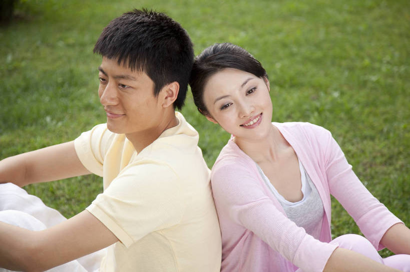 东方人,两个人,横图,彩色,室外,白天,度假,草地,中国,亚洲,图片,休闲,美女,亲密,摄影,生活方式,情人,美好,东亚,中华人民共和国,交流,男人,男性,女人,女性,亚洲人,中国人,年轻人,情侣,坐着,半身,高兴,愉快,bj174