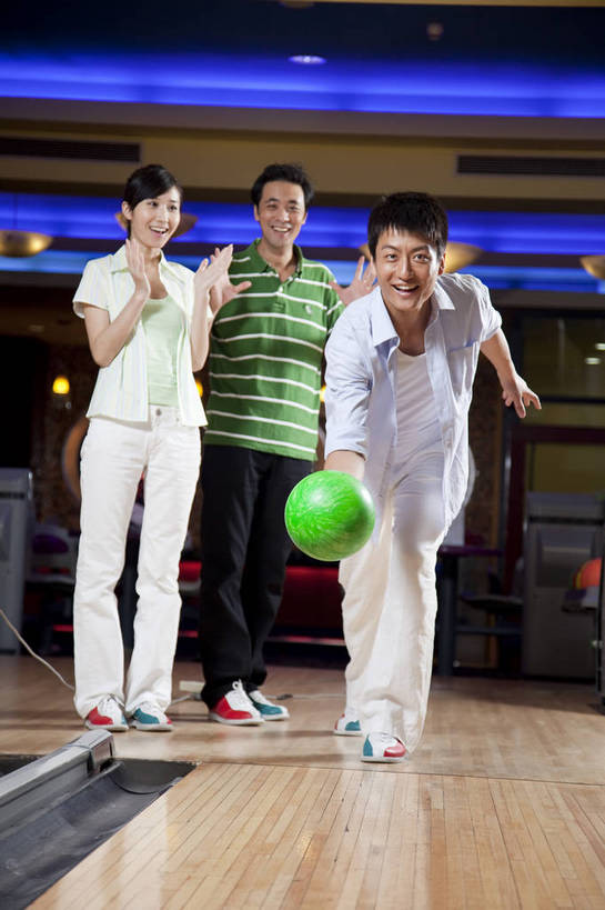 东方人,三个人,竖图,彩色,室内,白天,度假,运动,保龄球,中国,亚洲,图片,打球,站着,休闲,美女,摄影,生活方式,美好,球馆,东亚,中华人民共和国,男人,男性,女人,女性,亚洲人,中国人,年轻人,全身,高兴,愉快,bj174
