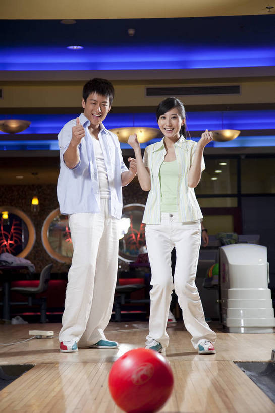 东方人,两个人,竖图,彩色,室内,白天,度假,运动,保龄球,中国,亚洲,图片,打球,站着,休闲,美女,摄影,生活方式,情人,美好,球馆,东亚,中华人民共和国,男人,男性,女人,女性,亚洲人,中国人,年轻人,情侣,全身,高兴,愉快,bj174