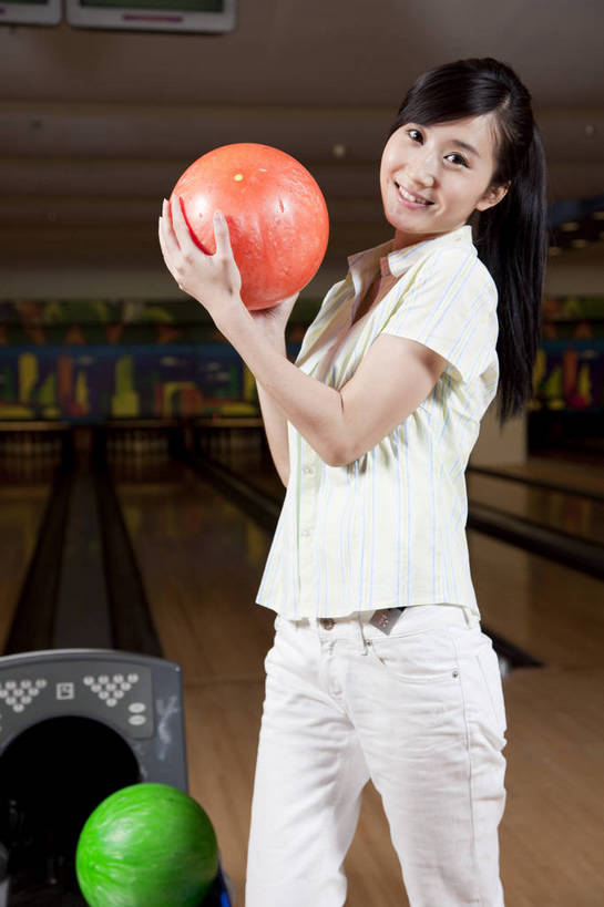 东方人,一个人,竖图,彩色,室内,白天,度假,运动,保龄球,中国,亚洲,图片,打球,站着,休闲,美女,摄影,生活方式,美好,球馆,东亚,中华人民共和国,女人,女性,亚洲人,中国人,年轻人,全身,高兴,愉快,bj174