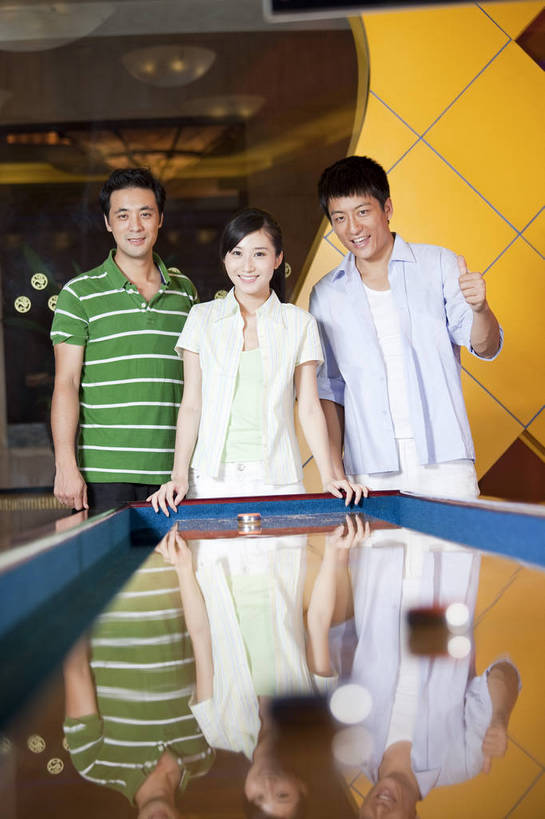 东方人,三个人,竖图,彩色,室内,白天,度假,运动,中国,亚洲,图片,打球,站着,休闲,美女,摄影,生活方式,美好,球馆,东亚,中华人民共和国,沙壶球,男人,男性,女人,女性,亚洲人,中国人,年轻人,半身,高兴,愉快,bj174