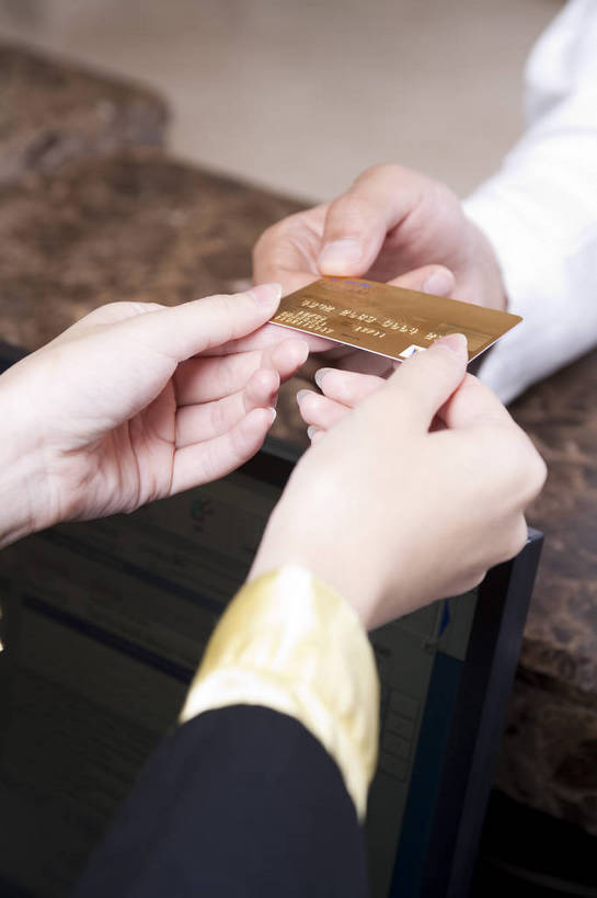 东方人,手,两个人,商务人士,竖图,彩色,白天,商务,职员,信用卡,酒店,中国,亚洲,正装,工作,传递,图片,大堂,金融,摄影,生活方式,经济,付款,场所,收银,贸易,东亚,中华人民共和国,亚洲人,中国人,年轻人,白领,半身,办公,商业,bj174