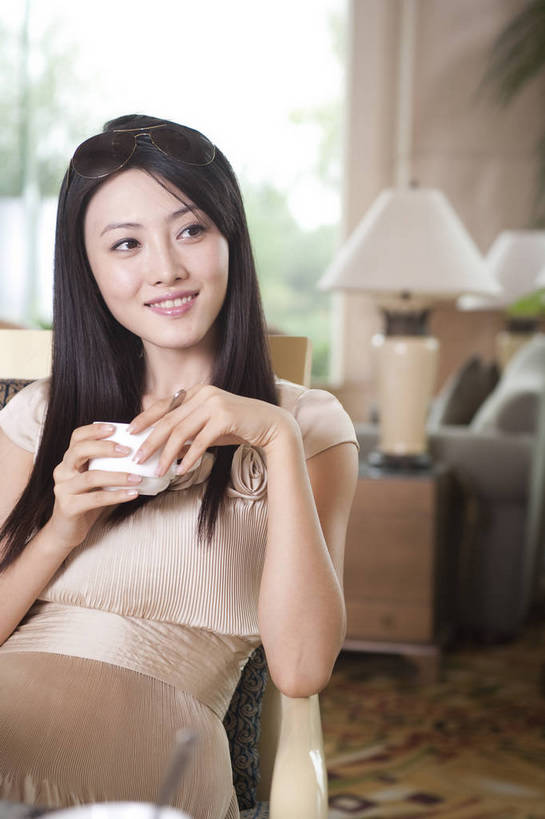 咖啡,东方人,一个人,咖啡厅,微笑,竖图,彩色,室内,时尚,中国,亚洲,图片,喝咖啡,休息,休闲,放松,美女,摄影,生活方式,东亚,中华人民共和国,女人,女性,亚洲人,中国人,年轻人,坐着,半身,高兴,愉快,bj174