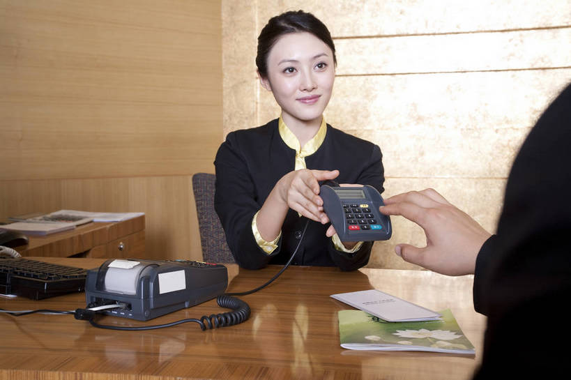 东方人,两个人,商务人士,商务男性,商务女性,办公室,微笑,横图,彩色,室内,白天,衬衫,西装,商务,成功,合作,信心,职员,刷卡,中国,亚洲,套装,正装,工作,传递,图片,pos机,摄影,收银台,付款,收银,收银机,商务装,工薪阶层,东亚,中华人民共和国,交流,男人,男性,女人,女性,亚洲人,中国人,年轻人,白领,上班族,坐着,半身,衬衣,高兴,办公,bj174