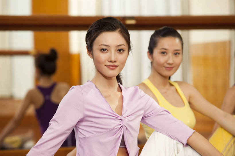 东方人,两个人,健身房,横图,彩色,室内,时尚,瑜伽,快乐,幸福,中国,亚洲,图片,站着,享受,休闲,放松,美女,美体,摄影,生活方式,减肥,练功,东亚,中华人民共和国,女人,女性,亚洲人,中国人,年轻人,半身,健身,高兴,愉快,bj174