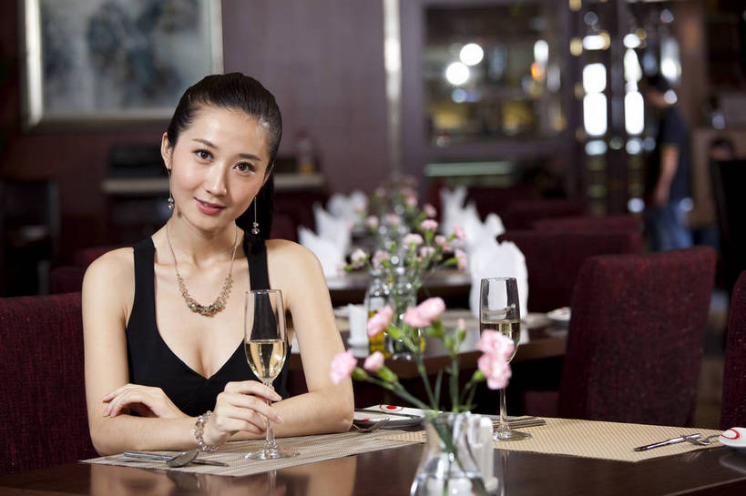 东方人,一个人,餐厅,微笑,横图,彩色,室内,时尚,西餐,中国,亚洲,图片,娱乐,喝酒,休息,休闲,放松,美女,摄影,生活方式,酒会,东亚,中华人民共和国,女人,女性,亚洲人,中国人,年轻人,坐着,半身,高兴,愉快,bj174