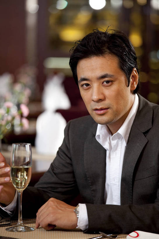 东方人,一个人,餐厅,微笑,竖图,彩色,室内,时尚,西餐,中国,亚洲,图片,娱乐,喝酒,休息,休闲,放松,摄影,生活方式,酒会,东亚,中华人民共和国,男人,男性,亚洲人,中国人,年轻人,坐着,半身,高兴,愉快,bj174