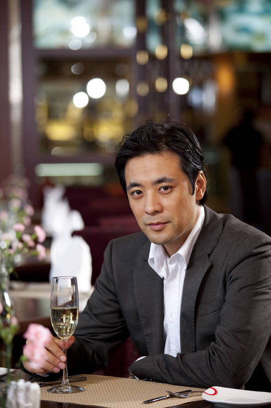 东方人,一个人,餐厅,微笑,竖图,彩色,室内,时尚,西餐,中国,亚洲,图片,娱乐,喝酒,休息,休闲,放松,摄影,生活方式,酒会,东亚,中华人民共和国,男人,男性,亚洲人,中国人,年轻人,坐着,半身,高兴,愉快,bj174